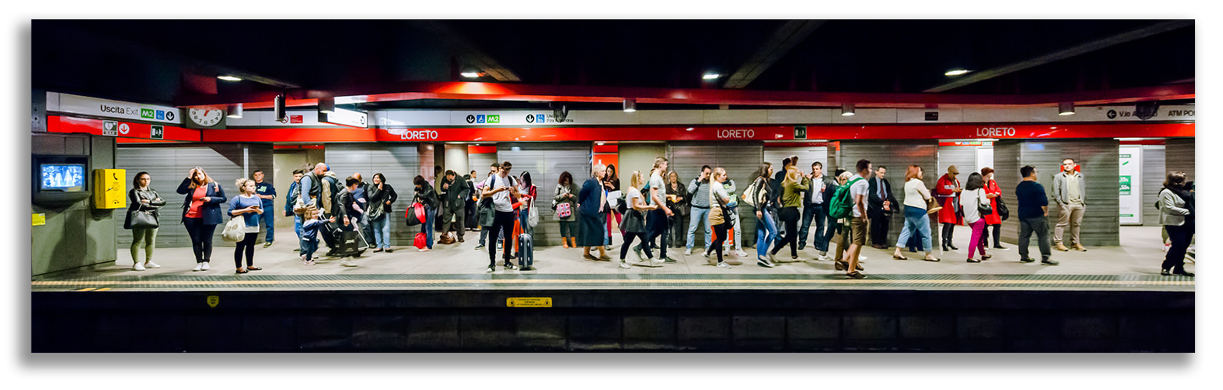 Metro Milaan met menigte