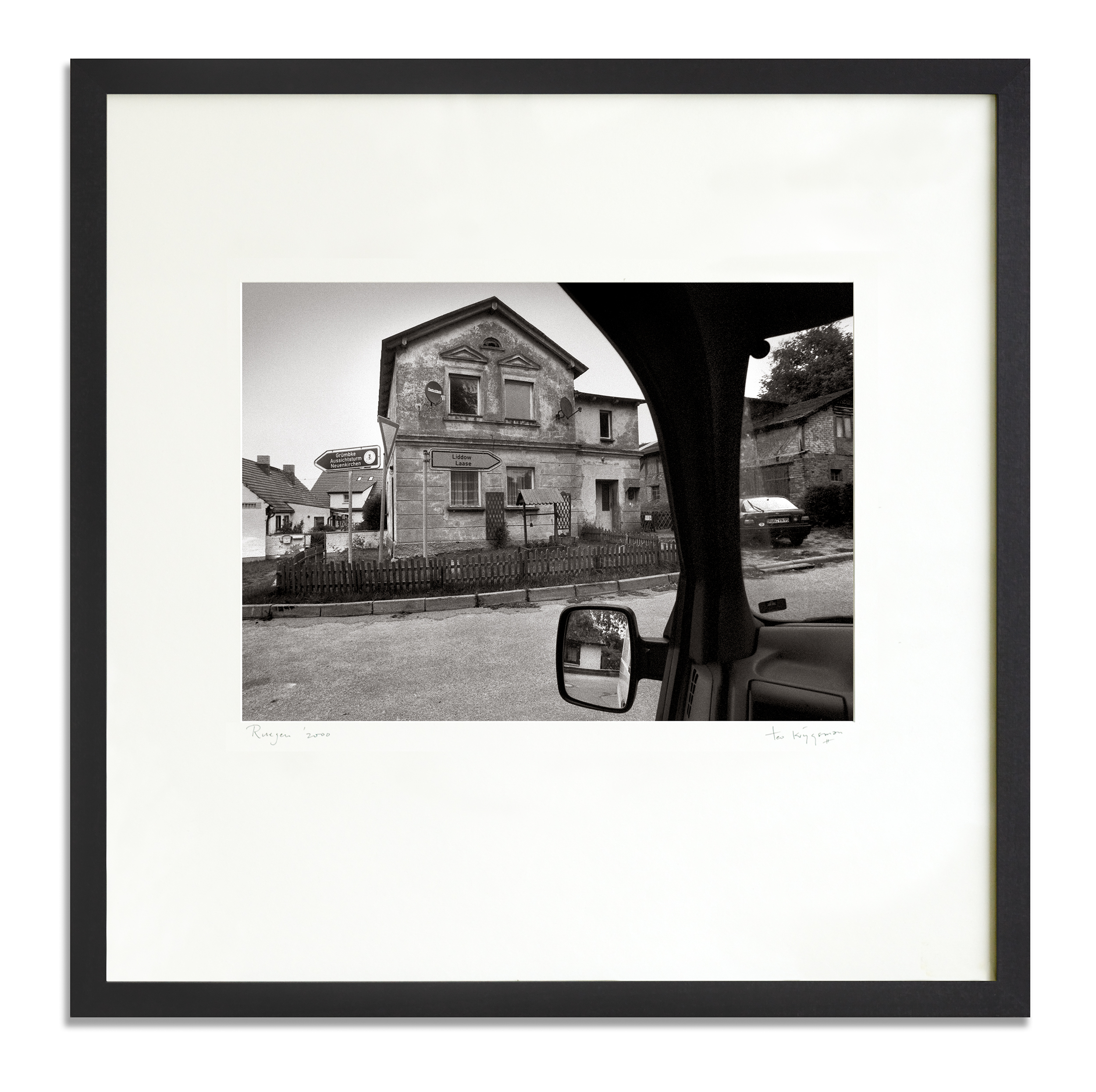 Huizen vanuit auto in zijspiegel, Ruegen