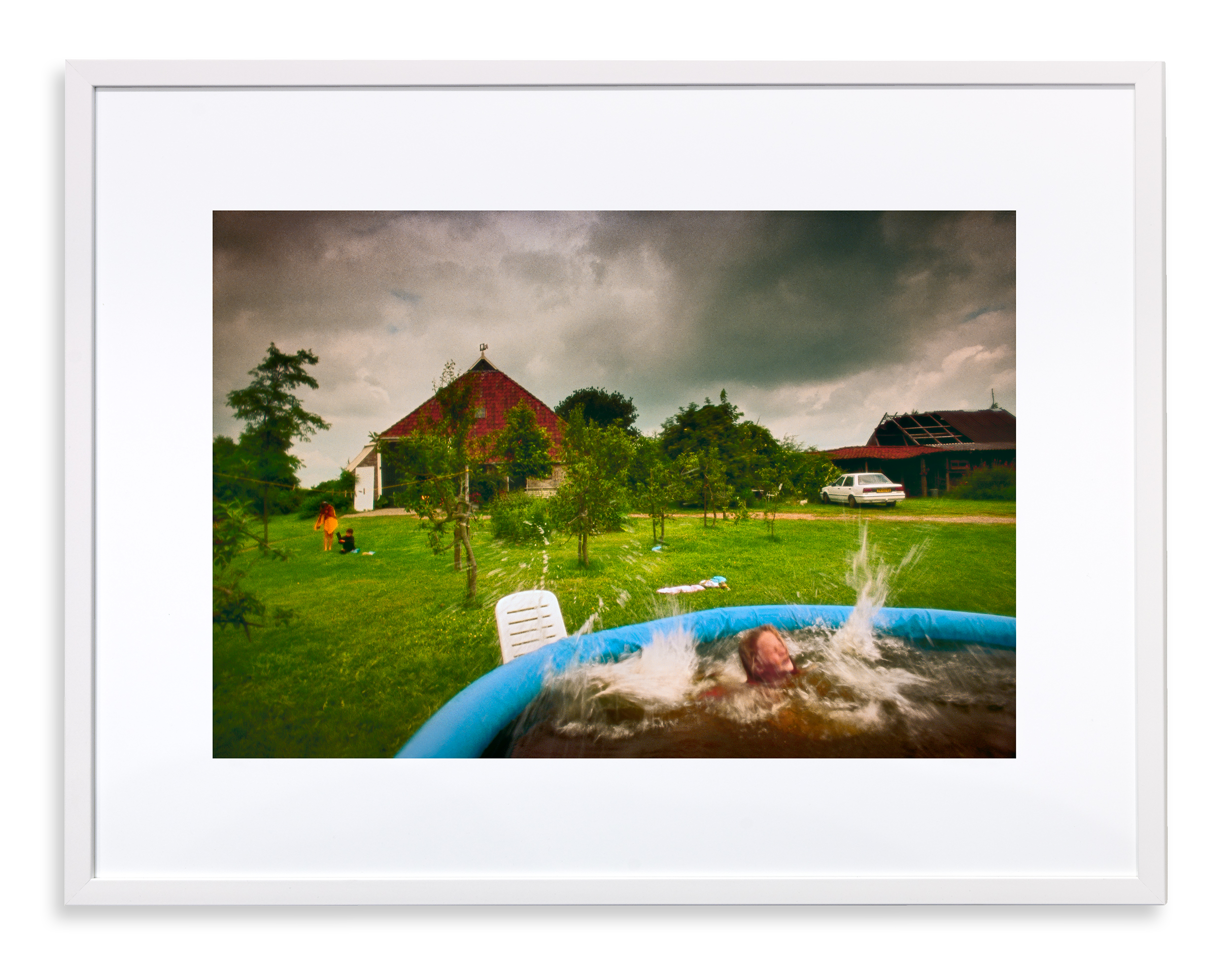 Gijske springt in zwembad